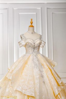 Áo cưới công chúa màu vàng trễ vai 9/2022