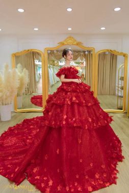 Áo cưới đỏ trễ vai mẫu mới nhất năm 2022