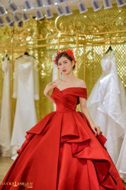 Áo cưới màu đỏ đô trễ vai mới nhất năm 2022