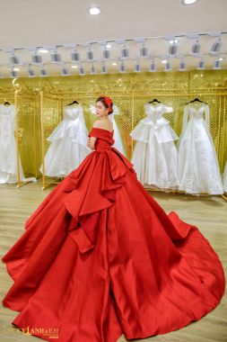 Áo cưới màu đỏ đô trễ vai mới nhất năm 2022