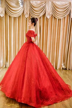 Áo cưới màu đỏ trễ vai mới nhất năm 2022