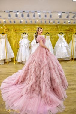 Áo cưới màu hồng cổ tim mới nhất năm 2022