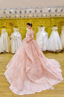 Áo cưới màu hồng tay ngắn cổ tim mẫu mới nhất năm 2022