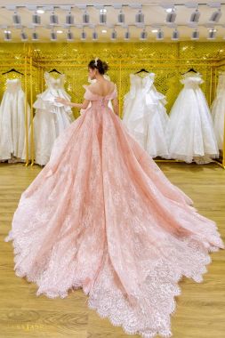 Áo cưới màu hồng tay ngắn cổ tim mẫu mới nhất năm 2022