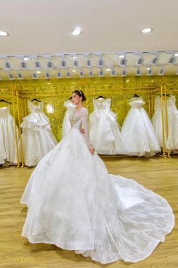 Áo cưới màu trắng cổ tim mới nhất năm 2022