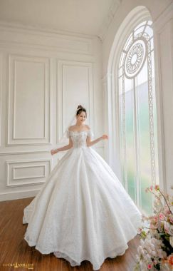 Áo cưới màu trắng trễ vai mẫu 1 9/2022