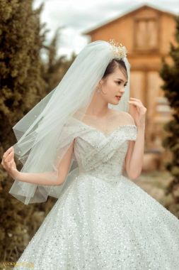 Áo cưới màu trắng trễ vai mẫu 2 9/2022