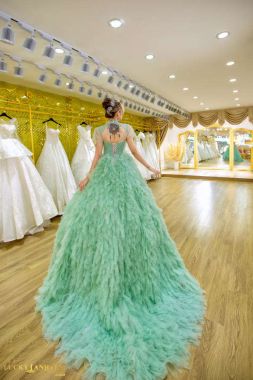 Áo cưới màu xanh có cổ mới nhất năm 2022