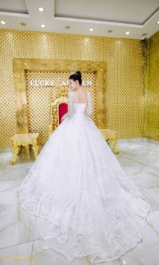 Áo cưới màu trắng tay dài mẫu mới nhất năm 2022
