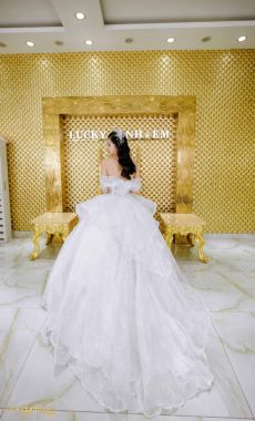 Áo cưới màu trắng trễ vai mẫu mới nhất năm 2022