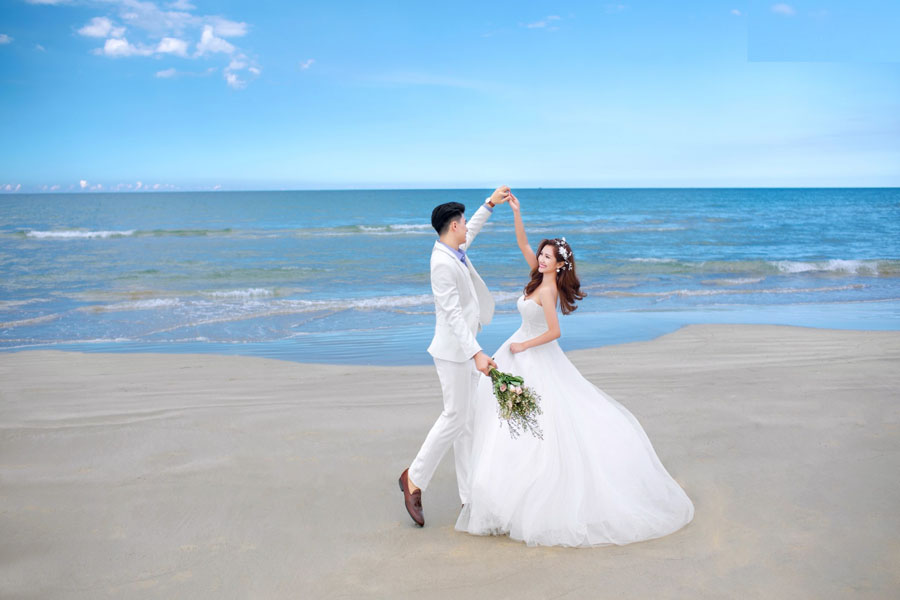 Chụp hình cưới bãi biển đang là xu hướng của giới trẻ