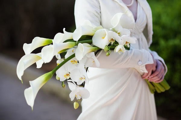 Hoa cưới cầm tay phù hợp với váy cưới chữ A