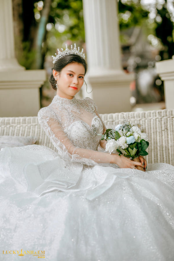 Phim trường Alibaba 5/2022 - Váy cưới trắng tay dài cổ ren