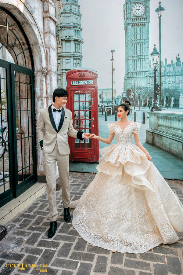 Phim trường Alibaba 5/2022 - Váy cưới trắng trễ vai