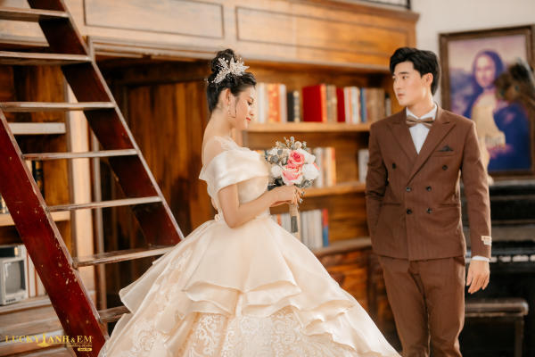 Phim trường Alibaba 5/2022 - Váy cưới trắng trễ vai