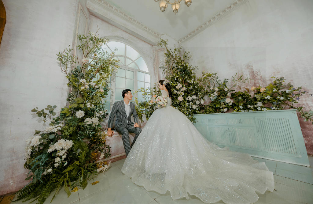 Phim trường Paris bối cảnh Hàn Quốc - Váy cưới trắng dài tay