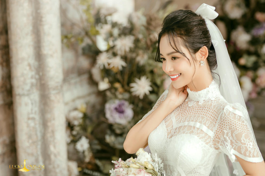Phim trường Paris bối cảnh Hàn Quốc - Váy cưới trắng cổ ren tay ngắn