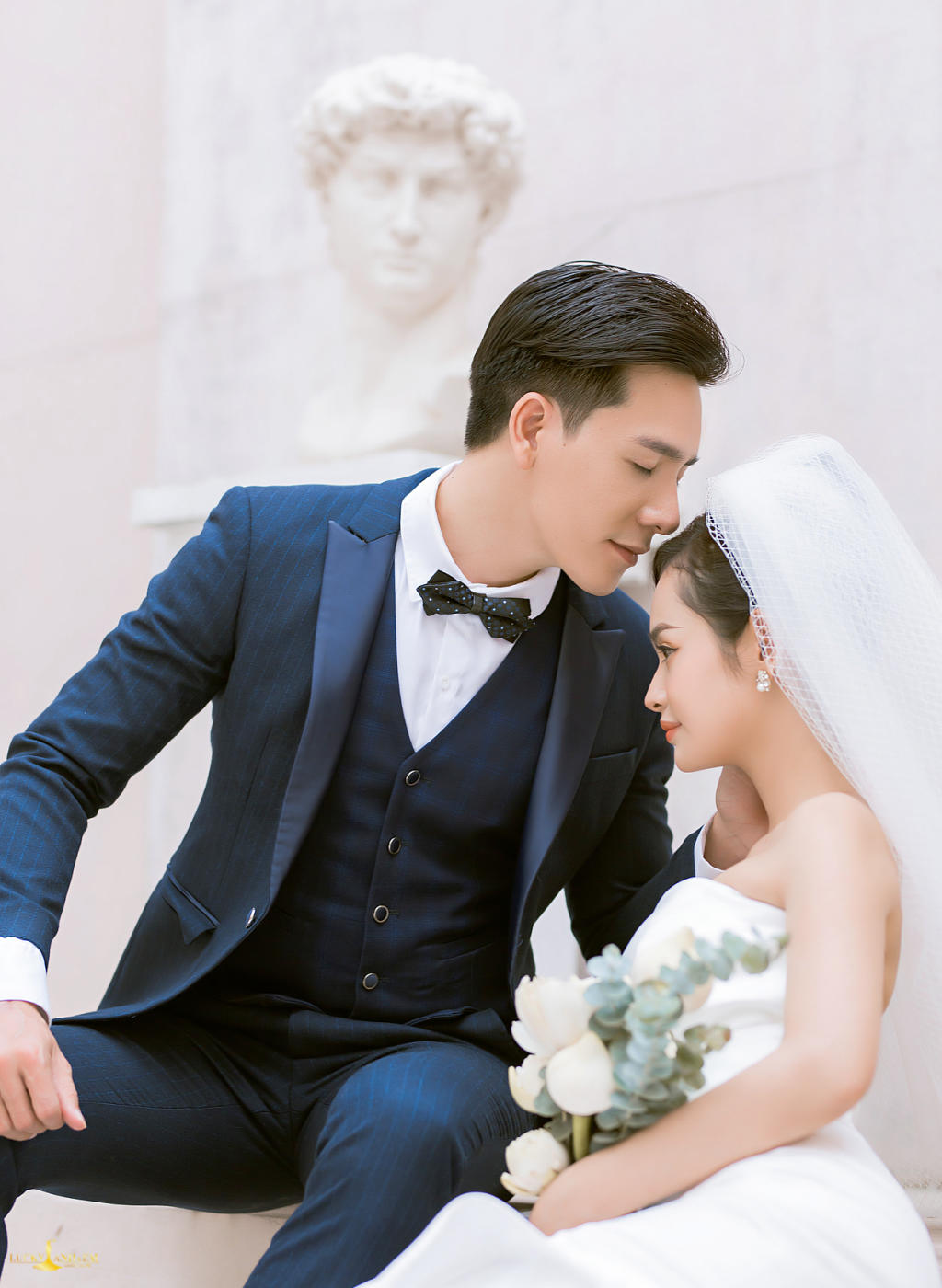 Phim trường Paris bối cảnh Hàn Quốc - Váy cưới trắng đuôi cá