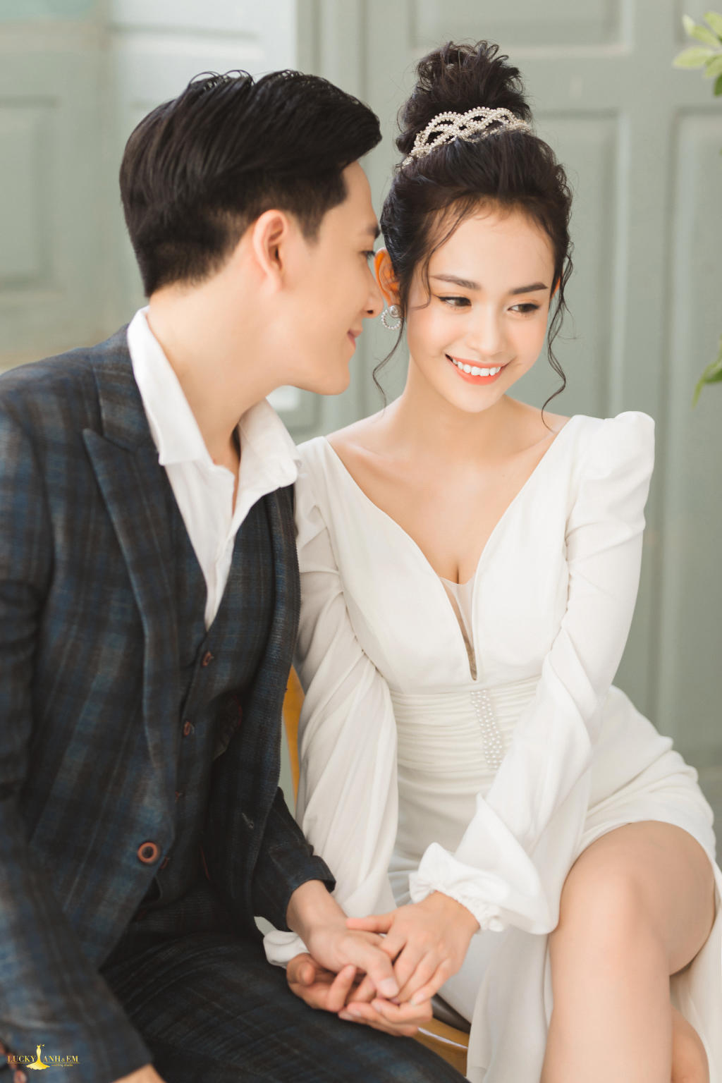 Phim trường Paris bối cảnh Hàn Quốc - Váy cưới trắng đuôi cá