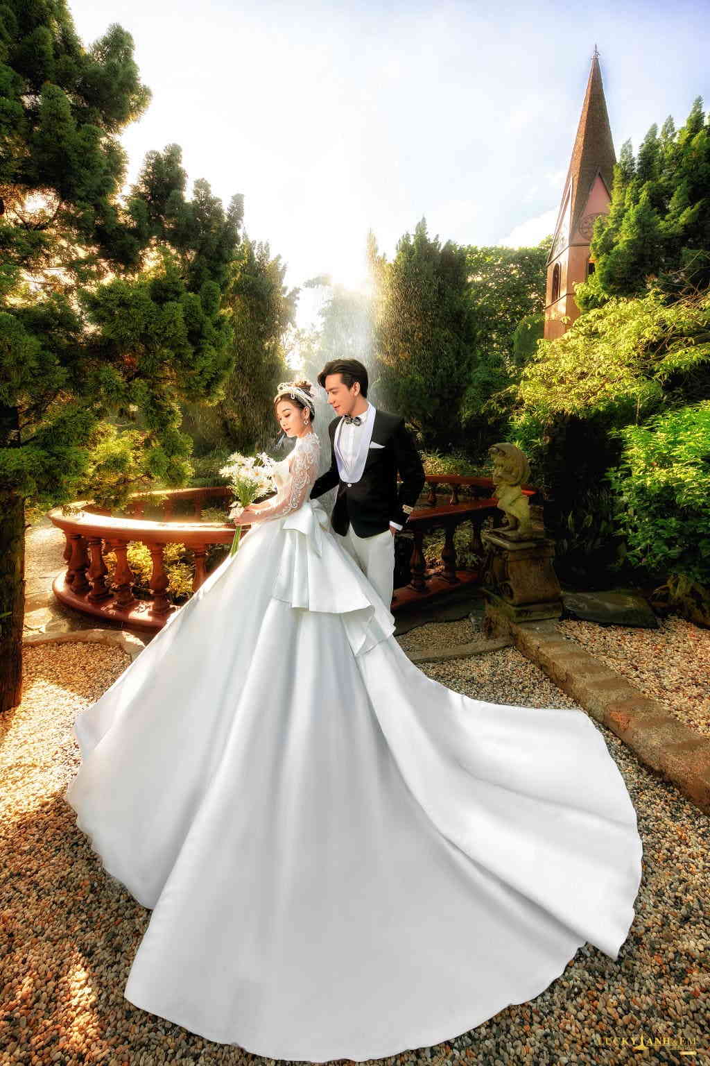 Phim trường Vũ Garden 4/2022 - Váy cưới trắng tay dài có cổ
