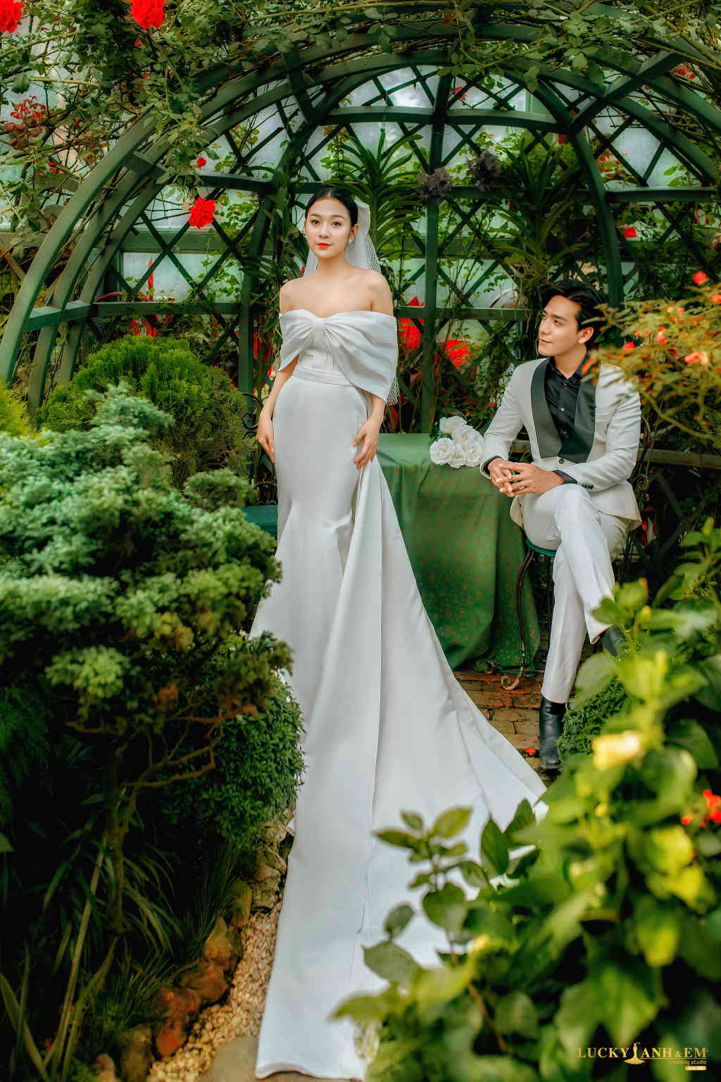Phim trường Vũ Garden 4/2022 - Váy cưới trắng đuôi cá trễ vai