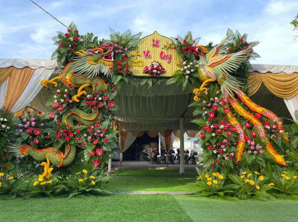 Những mẫu cổng hoa cưới bằng lá dừa đẹp