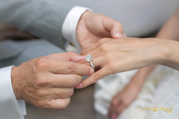 đeo nhẫn cưới tay nào