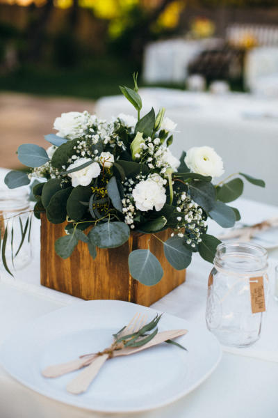 cắm hoa cưới trong chậu gỗ đơn giản