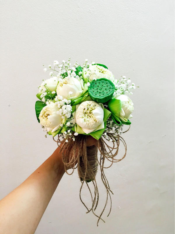 hoa cưới hoa sen cầm tay cô dâu