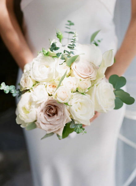 bó hoa cầm tay cô dâu bằng hoa hồng