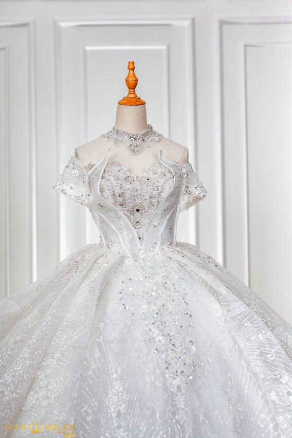 Áo cưới công chúa màu trắng trễ vai mẫu 2 9/2022