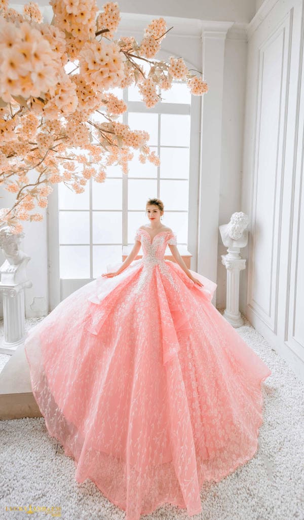 Áo cưới màu hồng trễ vai mẫu mới nhất năm 2022